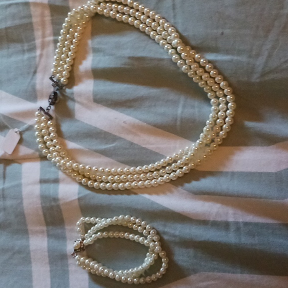 Pearl Necklace and Matching bracelet